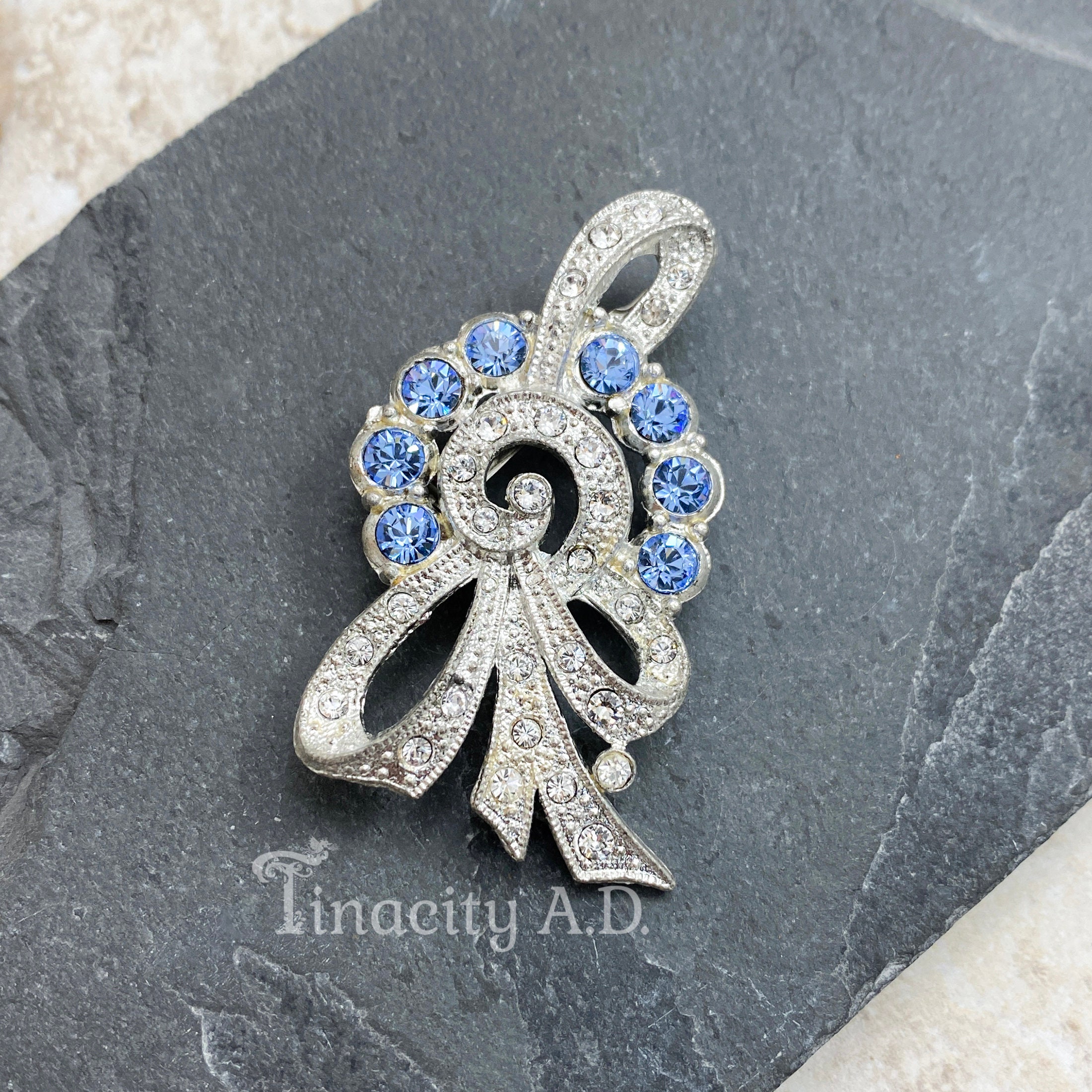 Broche Vintage Gablonz En Laiton Filigrané - Motif Fleuri Avec Strass Bleu Saphir - Bijou Ancien De Collection