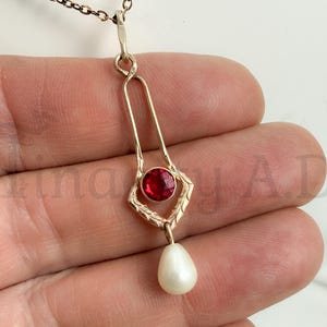 Fermaglio per capelli antico placcato oro, riutilizzato come ciondolo con rubino imitazione e perla finta, catena da 42 cm.