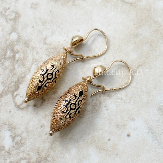An Antique Pair of Victorian Dangles Earrings Almond Shaped 