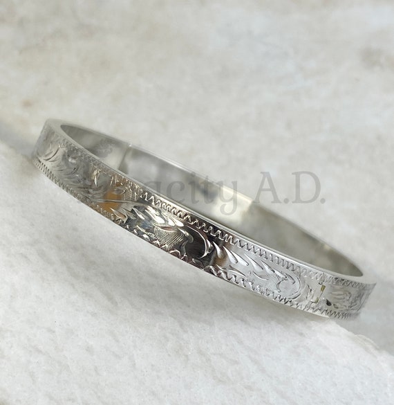 A Vintage Revival Bangle Bracelet with Lovely Hand