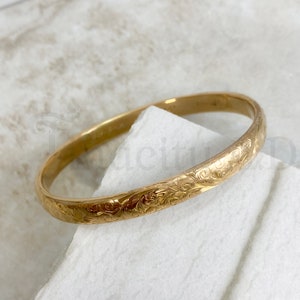 A Beautifully Engraved Antique Edwardian Bangle Bracelet, 14k Yellow Gold, Dating to 1908