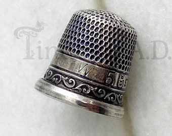 Een kleine maat 5 antieke sterling zilveren vingerhoed, gemaakt door Stern Brothers, met een mooi scrollontwerp rond de basis