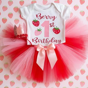 Conjunto de cumpleaños de fresa, conjunto de tutú de fresa para primer cumpleaños, camiseta de niña para primer cumpleaños, conjunto de fresa para primer cumpleaños, camiseta de cumpleaños para bebé niña imagen 1