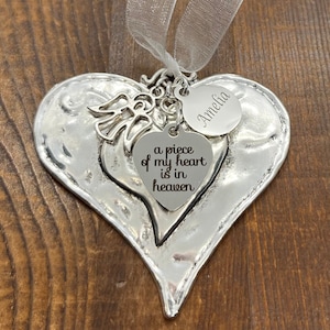 Adorno navideño conmemorativo personalizado con nombre, "Un trocito de mi corazón está en el cielo", regalo de condolencias. imagen 1