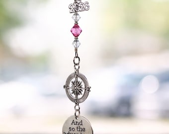 Colgante para coche "Y así comienza la aventura", regalo personalizado de graduación de 2026 para hija o nieta.