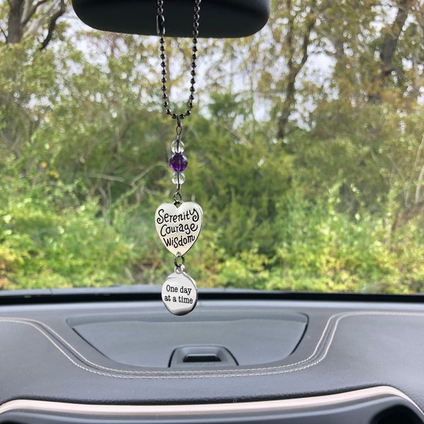 Dije de corazón "Serenidad, coraje y sabiduría", dije "Un día a la vez" y dije de coche "Piedra de sobriedad amatista", regalo de recuperación de 12 pasos.