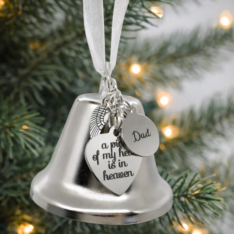 Adorno navideño conmemorativo para papá, campana con alas de ángel, "Un pedazo de mi corazón está en el cielo", recuerdo navideño para papá imagen 1