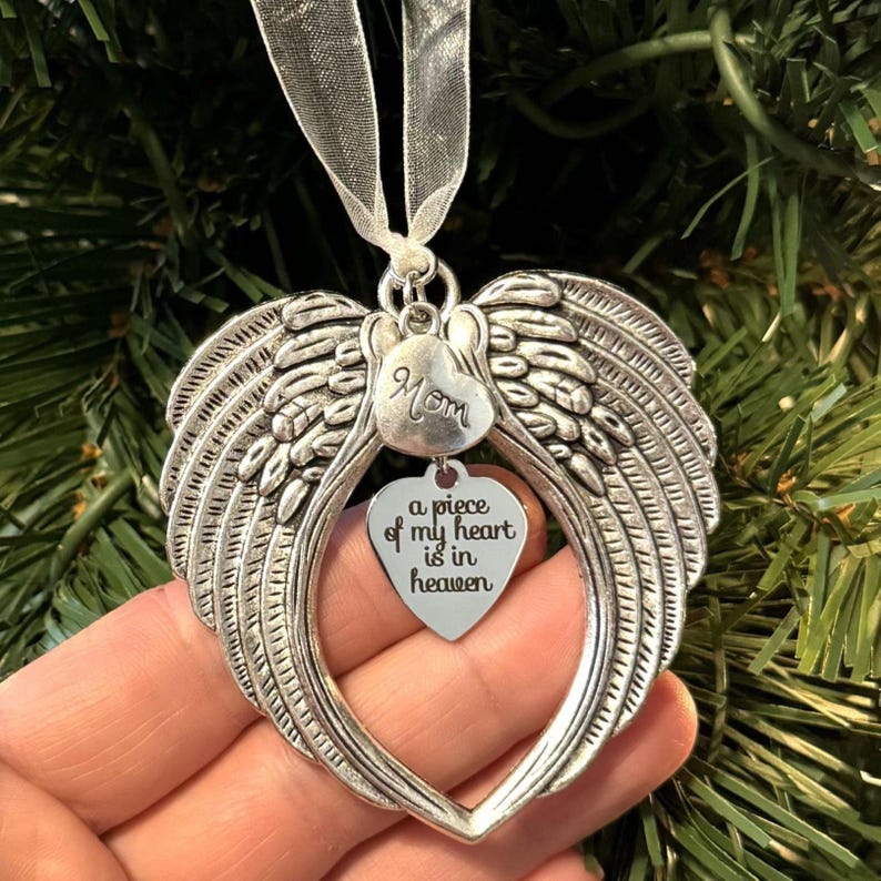Adorno conmemorativo personalizado, "Un trocito de mi corazón está en el cielo", adorno navideño de alas de ángel, regalo de condolencias y duelo. imagen 1