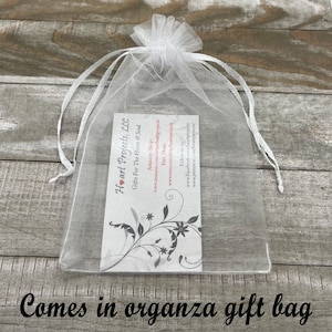 Puede incluir: Una bolsa de regalo de organza blanca con una peque&ntilde;a tarjeta blanca en su interior. La tarjeta tiene el texto "Heart Projects, LLC Gifts For The Heart & Soul" e informaci&oacute;n del sitio web. La bolsa est&aacute; sobre una superficie de madera. Viene en una bolsa de regalo de organza.