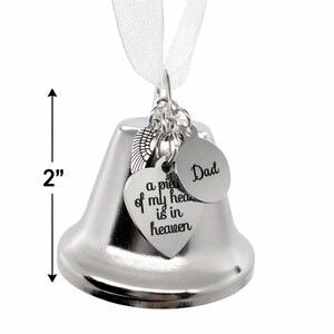 Adorno navideño conmemorativo para papá, campana con alas de ángel, "Un pedazo de mi corazón está en el cielo", recuerdo navideño para papá imagen 3