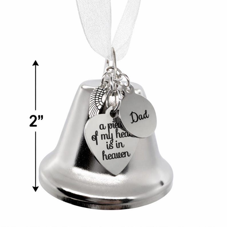 Adorno navideño conmemorativo para papá, campana con alas de ángel, "Un pedazo de mi corazón está en el cielo", recuerdo navideño para papá imagen 3