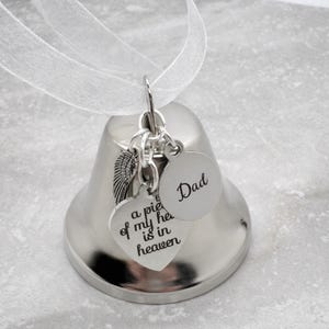 Adorno navideño conmemorativo para papá, campana con alas de ángel, "Un pedazo de mi corazón está en el cielo", recuerdo navideño para papá imagen 2