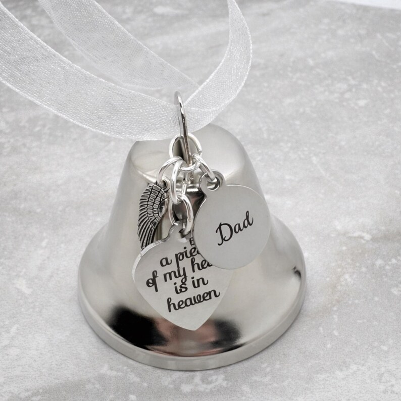Adorno navideño conmemorativo para papá, campana con alas de ángel, "Un pedazo de mi corazón está en el cielo", recuerdo navideño para papá imagen 2