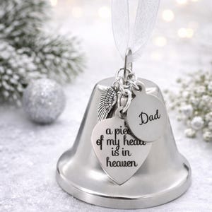 Adorno navideño conmemorativo para papá, campana con alas de ángel, "Un pedazo de mi corazón está en el cielo", recuerdo navideño para papá imagen 4