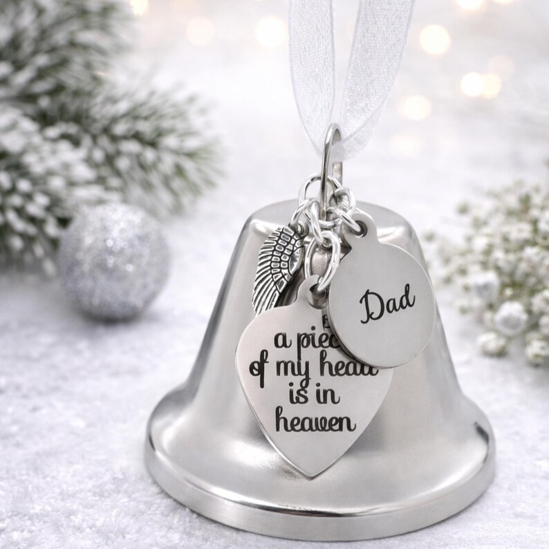Adorno navideño conmemorativo para papá, campana con alas de ángel, "Un pedazo de mi corazón está en el cielo", recuerdo navideño para papá imagen 4