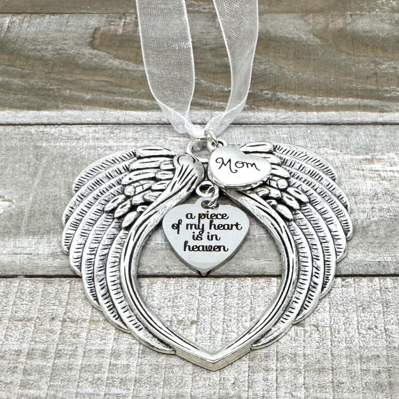 Adorno conmemorativo personalizado, "Un trocito de mi corazón está en el cielo", adorno navideño de alas de ángel, regalo de condolencias y duelo. imagen 2