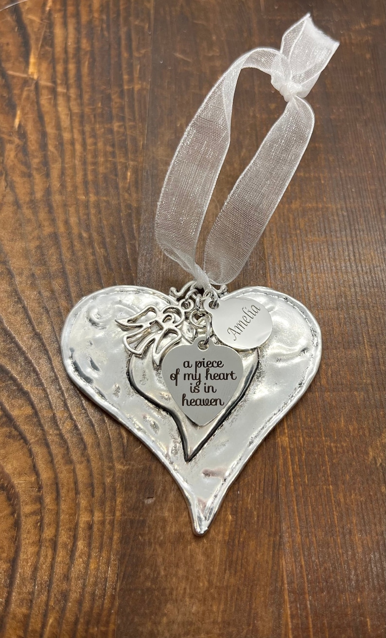 Adorno navideño conmemorativo personalizado con nombre, "Un trocito de mi corazón está en el cielo", regalo de condolencias. imagen 1