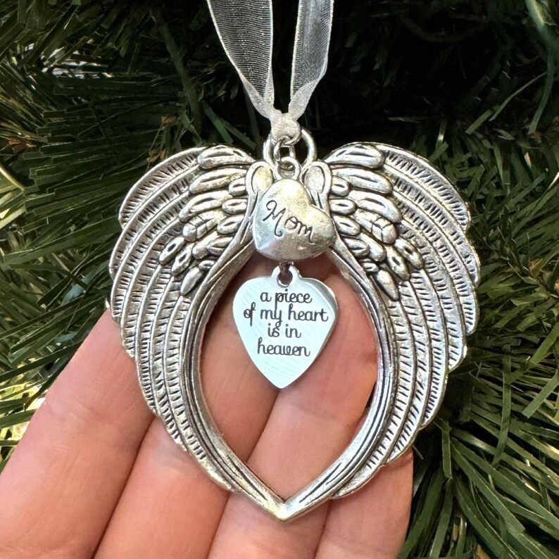 Adorno conmemorativo personalizado, "Un trocito de mi corazón está en el cielo", adorno navideño de alas de ángel, regalo de condolencias y duelo. imagen 3