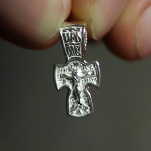 Pendentif croix orthodoxe en argent sterling | 0.67 po. de hauteur | 1,23 g | Breloque crucifix chrétien en 925 pour le baptême et un usage quotidien, croix grecque orthodoxe
