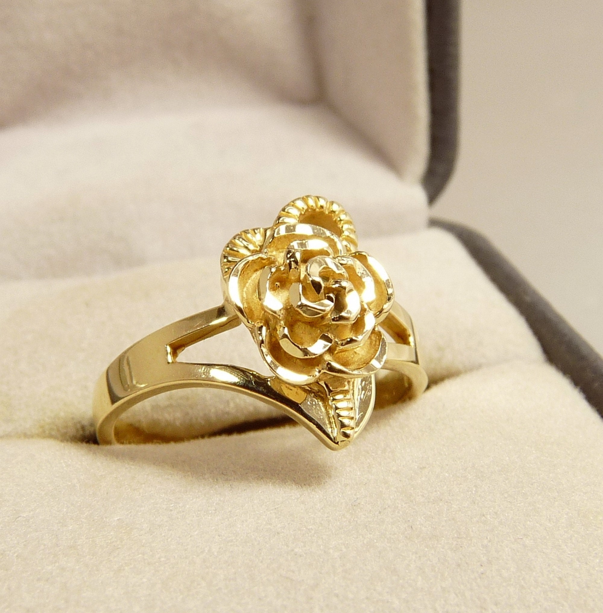 100% Authentic Vintage Louis Vuitton Gold Flower Ring, Size 8 – Old Soul  Vintage Jewelry