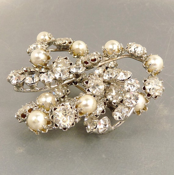 Signed Schreiner NY Rhinestone & Faux Pearl Brooch - image 4