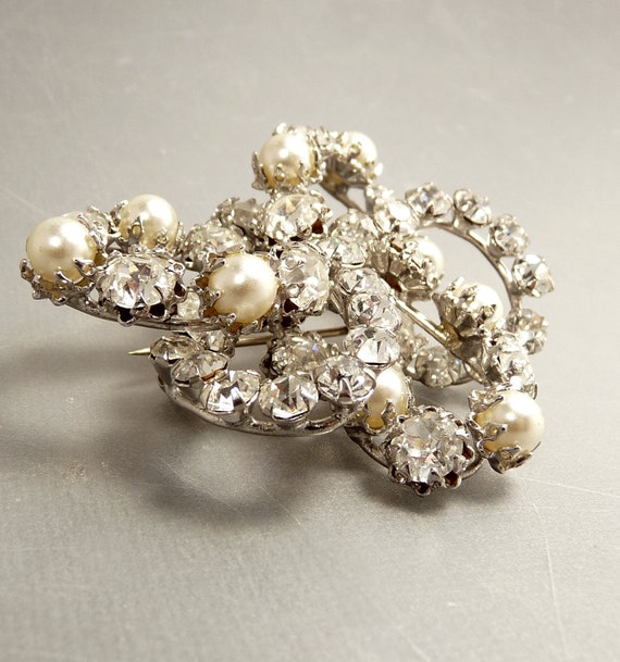 Signed Schreiner NY Rhinestone & Faux Pearl Brooch - image 10