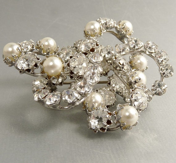 Signed Schreiner NY Rhinestone & Faux Pearl Brooch - image 5