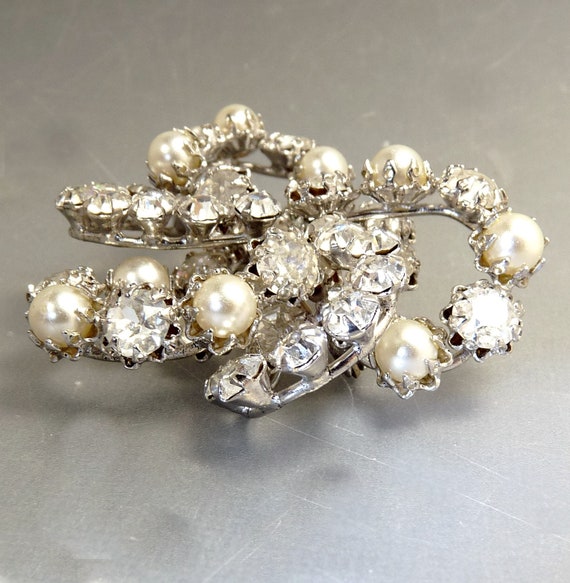 Signed Schreiner NY Rhinestone & Faux Pearl Brooch - image 6