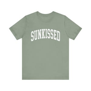 Sunkissed Ladies Vacation Tee, Koszulka Summer Vibes dla miłośników plaży, Luźny, obszerny damski T-shirt na prezent dla niej, Koszulka z grafiką Ocean Coastal zdjęcie 6