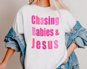 Camiseta mãe cristã, camiseta perseguindo bebês e Jesus, roupas cristãs para o dia das mães, roupa de mãe rezando, camiseta de presente para nova mãe para a igreja