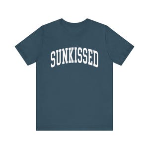 Sunkissed Ladies Vacation Tee, Koszulka Summer Vibes dla miłośników plaży, Luźny, obszerny damski T-shirt na prezent dla niej, Koszulka z grafiką Ocean Coastal zdjęcie 9