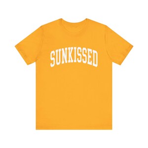 Sunkissed Ladies Vacation Tee, Koszulka Summer Vibes dla miłośników plaży, Luźny, obszerny damski T-shirt na prezent dla niej, Koszulka z grafiką Ocean Coastal zdjęcie 4