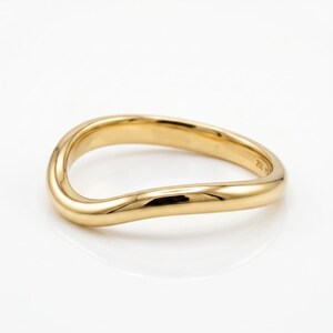 Alianza de boda orgánica ondulada de oro de 14k, anillo contorneado, anillo curvo