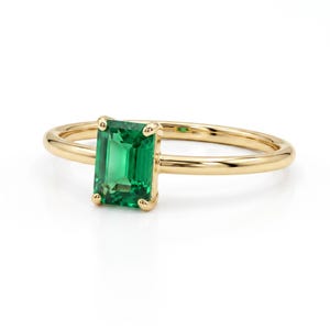 Anillo de esmeralda en oro de 14k, anillo de compromiso con esmeralda talla esmeralda hecho a mano, anillo minimalista moderno con gema preciosa, anillo para el 20.º aniversario, piedra natal de mayo