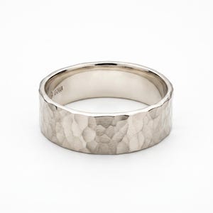 Anillo de boda rústico de plata de ley, anillo de plata martillada de 6 mm de ancho, anillo apilable grueso unisex de plata, regalo personalizado para él o ella.