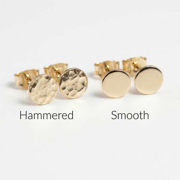 Petits boucles d'oreilles cercle en or, clous d'oreilles en forme de disque martelé de 5 mm, boucles d'oreilles à pois minimalistes, clous d'oreilles en or, Un ou une paire de, boucles d'oreilles deuxième trou