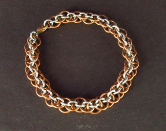 Unieke armband van maliënketting met dubbele orbitale slangenvlecht in koper-aluminium afwerking.
