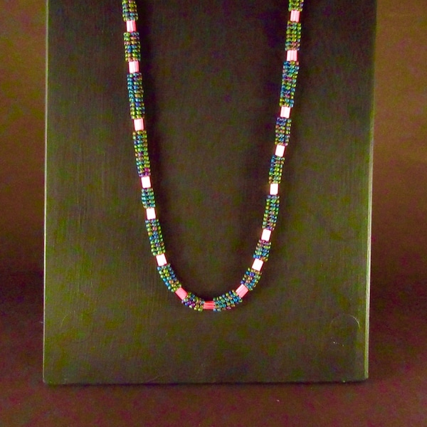 Collier de corde de perle de rocaille de point de chevrons tubulaire rose d'iris vert