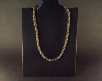 Collar de cuerda con cuentas de semillas, trenzado en peyote verde y rosa