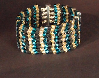 Blaugrünes, kristallgoldenes, schwarzes Fischgrätmuster-Stich-Glaswürfel-Manschettenarmband