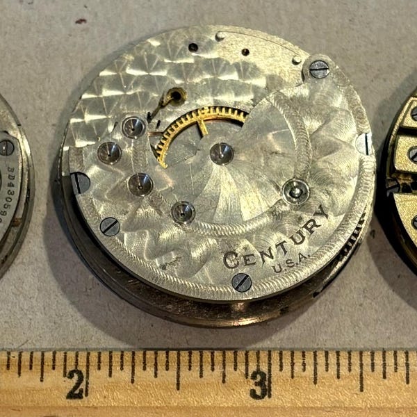 3 montres de poche vintage des années 1900.  Mouvements partiels mécaniques argentés ou dorés avec détails guillochés. Cadran VICTORIEN en porcelaine.