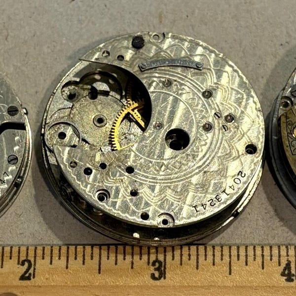 3 montres de poche vintage des années 1900.  Mouvements partiels et complets mécaniques argentés avec détails guillochés. VICTORIEN, fabrication américaine ancienne