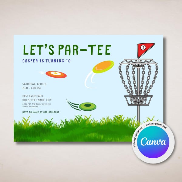 Può includere: Un invito di compleanno blu e verde per una festa a tema disco golf. L'invito dice "Let's Par-Tee" e "Casper compie 10 anni". L'invito include un cestino da disco golf, un disco che vola nell'aria e un campo erboso verde.