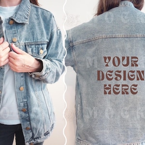 Peut inclure: Une veste en jean bleu clair avec un motif de texte brun au dos qui dit "YOUR DESIGN HERE".
