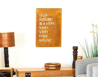 Arte de pared de metal, decoración del hogar, letrero lírico, "Nuestra casa es una casa muy fina", regalo de inauguración de la casa, decoración rústica y cálida para sala de estar, arte de pared industrial.