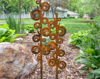 Escultura de jardín de metal oxidado, estaca grande con flores patinadas, decoración abstracta de acero para exteriores, idea única para regalar en un jardín conmemorativo.