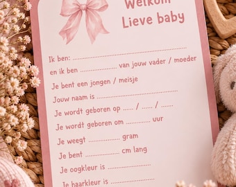 Op de afbeelding: Een rechthoekige roze geboorteaankondigingskaart met een aquarelillustratie van een strik en de tekst Welkom Lieve baby. De kaart bevat invullijnen voor geboortegegevens zoals naam, datum, tijd, gewicht in gram, lengte in cm, oogkleur en haarkleur.