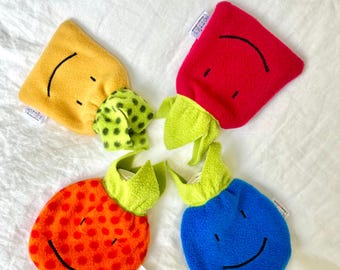 Mini custodia per borsa dell'acqua calda a forma di frutta con bottiglia tedesca inclusa.