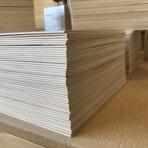 Puede incluir: Una pila de l&aacute;minas de madera contrachapada de color marr&oacute;n claro, probablemente para proyectos de construcci&oacute;n o carpinter&iacute;a.