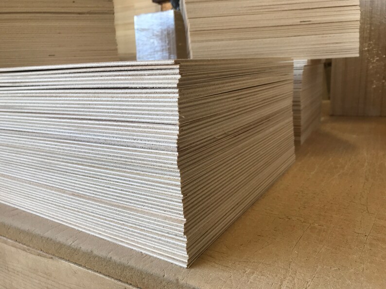 Puede incluir: Una pila de l&aacute;minas de madera contrachapada de color marr&oacute;n claro, probablemente para proyectos de construcci&oacute;n o carpinter&iacute;a.